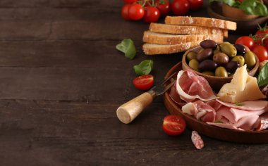 Tahta masada peynirli ve jambonlu antipasti tapas.
