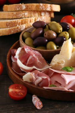 Tahta masada peynirli ve jambonlu antipasti tapas.