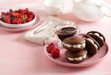 Tereyağlı ve böğürtlenli pasta kurabiyeleri