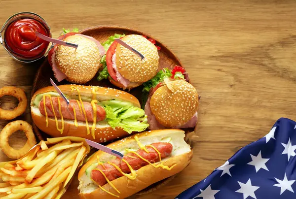 Día Independencia Picnic Hot Dogs Hamburguesas Imagen de stock