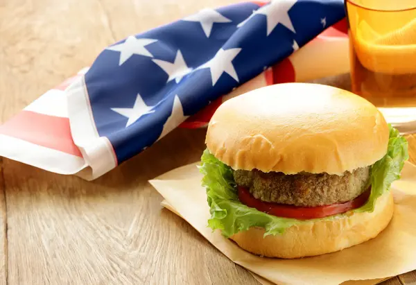 独立記念日 ピクニックホットドッグとハンバーガー ストックフォト