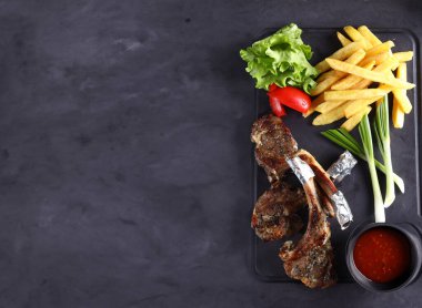 Sağlıklı yemek için kızarmış kuzu eti.