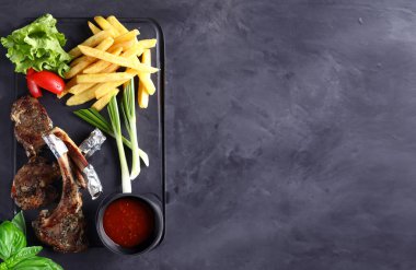 Sağlıklı yemek için kızarmış kuzu eti.