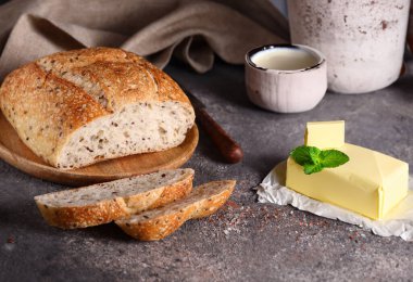 Keten tohumlu ev yapımı tahıllı ekmek.