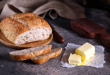 Keten tohumlu ev yapımı tahıllı ekmek.