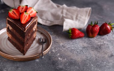 Tatlı olarak taze böğürtlenli bir tabak pasta.