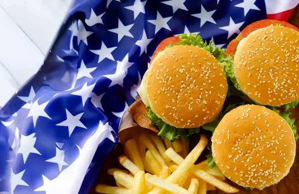 独立記念日 ピクニックホットドッグとハンバーガー ストック画像