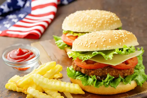 Onafhankelijkheidsdag Picknick Hotdogs Hamburgers Rechtenvrije Stockfoto's