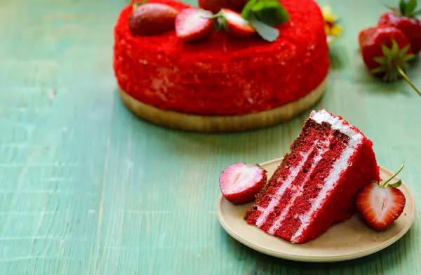 Red Velvet Cake Met Crème Aardbeien Rechtenvrije Stockafbeeldingen