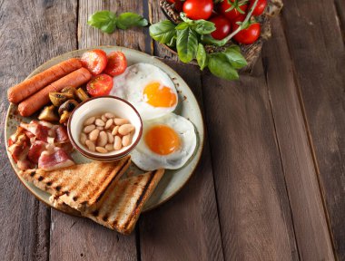 Yumurtalı ve tostlu geleneksel kahvaltı.