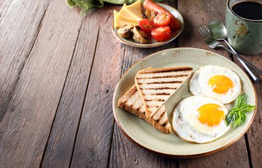 Yumurtalı ve tostlu geleneksel kahvaltı.