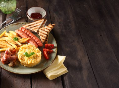 Yumurtalı ve tostlu geleneksel kahvaltı.