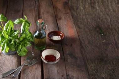 fesleğen ve zeytinyağlı ahşap yemek masası