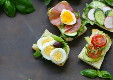 sandviç farklı dolguları - sebze, jambon ve yumurta ile