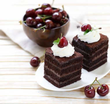 Krem şanti ve çilek ile çikolatalı kek