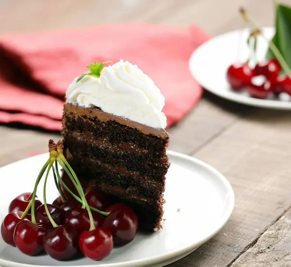 초콜릿 케이크 딸기와 스톡 사진