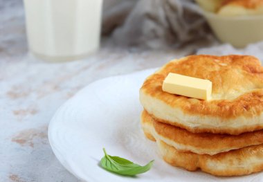 Masada ev yapımı kızarmış ekmek yığını var.