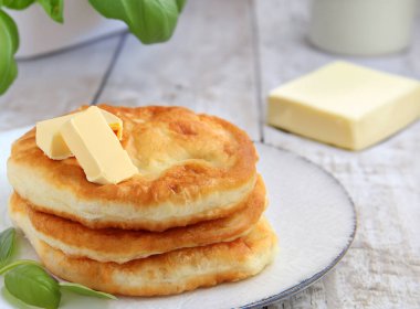 Masada ev yapımı kızarmış ekmek yığını var.