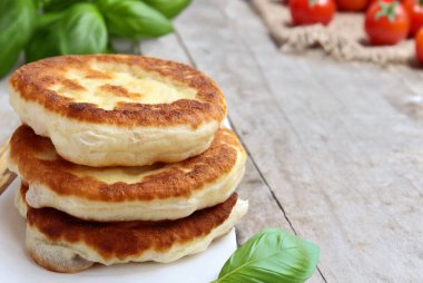 Masada ev yapımı kızarmış ekmek yığını var.