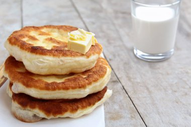 Masada ev yapımı kızarmış ekmek yığını var.