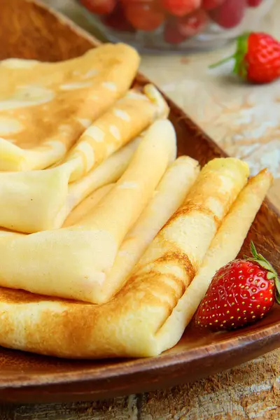 Tortitas Finas Para Desayuno Con Bayas Frescas Fotos de stock