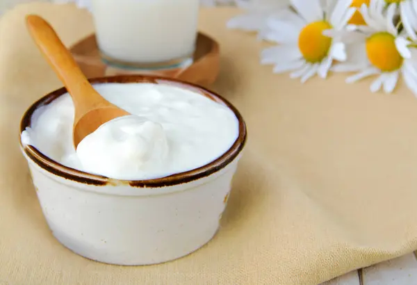Yogur Crema Agria Productos Lácteos Sobre Mesa Imágenes de stock libres de derechos