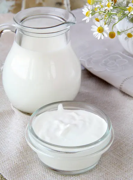 Yogur Crema Agria Productos Lácteos Sobre Mesa Fotos de stock libres de derechos