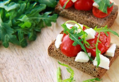 İtalyan geleneksel bruschetta domates ve peynirli.