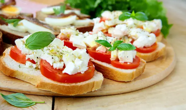 トマトとチーズとイタリアの伝統的なブロシェッタ ストック写真