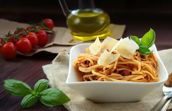 トマトとパルメザンチーズのイタリアの伝統的なパスタ ロイヤリティフリーのストック画像