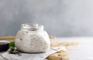 kavanozda taze böğürtlenli chia pudingi