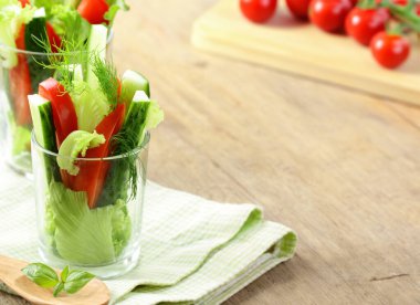 Taze sebze aperatifleri servis edilir.