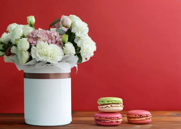 ギフト ボックスの白とピンクの色の明るい花束 ロイヤリティフリーのストック写真