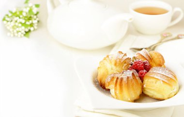 Krema ve böğürtlenli choux pasta ekleriName