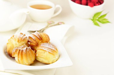 Krema ve böğürtlenli choux pasta ekleriName