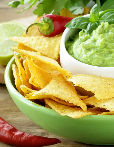 Nacho mısır cipsi ve guacamole sosu.