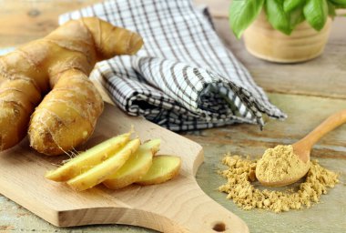 Zemin ve taze zencefil baharatları sağlıklı yemek içindir.