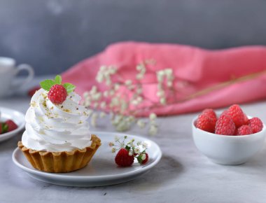 tatlı kurabiye hamuru beze ile mini kek