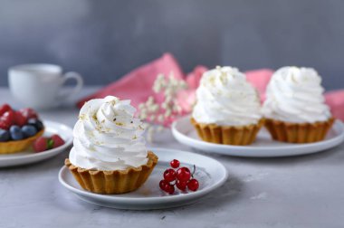 tatlı kurabiye hamuru beze ile mini kek