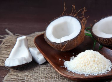 Doğal hindistan cevizi ve hindistan cevizi taneleri masada.