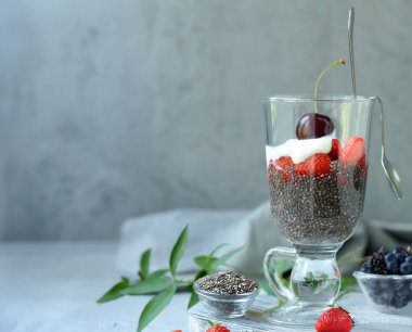 Sağlıklı yemek için granola ve chia tohumlarıyla kahvaltı.