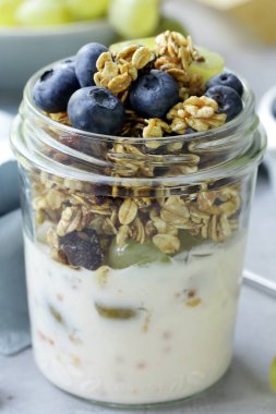 Sağlıklı yemek için granola ve chia tohumlarıyla kahvaltı.