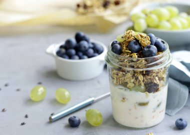 Sağlıklı yemek için granola ve chia tohumlarıyla kahvaltı.