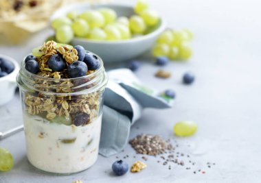 Sağlıklı yemek için granola ve chia tohumlarıyla kahvaltı.