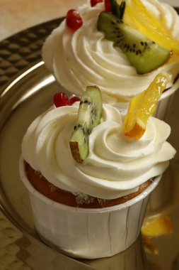 Tatlı pişiriyorum, tatlı kek yapıyorum.