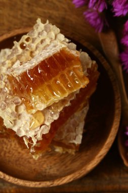 Masadaki ahşap kasede bal petekleri