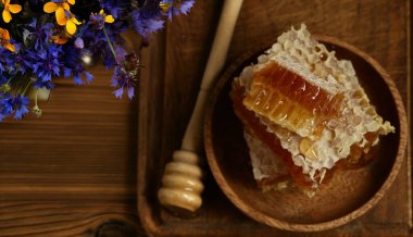 Masadaki ahşap kasede bal petekleri