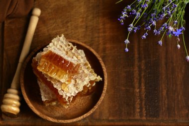 Masadaki ahşap kasede bal petekleri