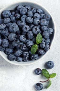 Gri arkaplanda organik yaban mersini kasesi