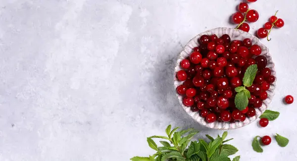 Matang Organik Merah Currant Berry Dalam Mangkuk Stok Foto Bebas Royalti
